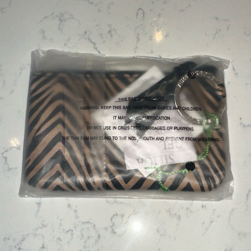 NIP NEW VERA BRADLEY Zip ID ONLY Badge Holder Zebra PATTERN Key Ring